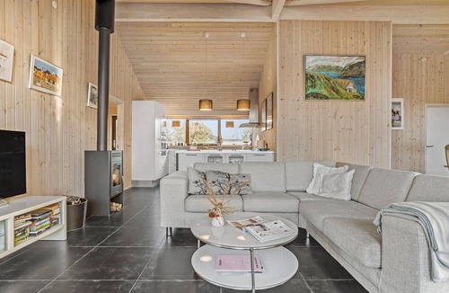Bratten Strand House | Lovely home in Jerup with sauna