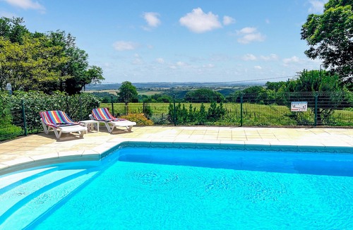 Jouqueviel House | Lovely home in Jouqueviel with swimming pool