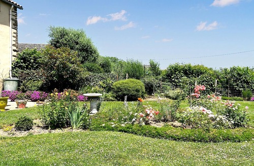 Jouqueviel House | Lovely home in Jouqueviel with swimming pool