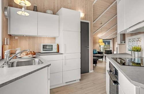 Pøt Strandby House | Lovely home in Juelsminde with sauna