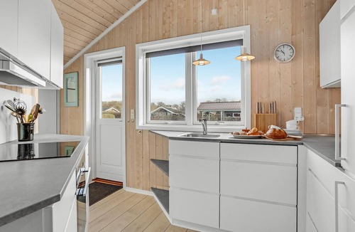 Pøt Strandby House | Lovely home in Juelsminde with sauna