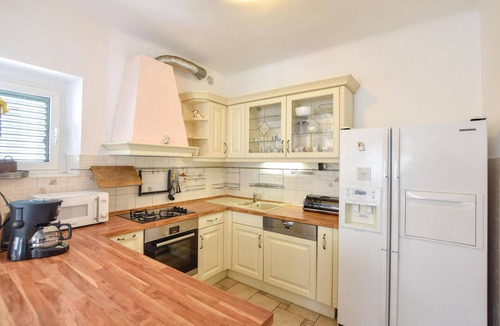 Kastel Luksic House | Lovely home in Kastel Luksic with sauna