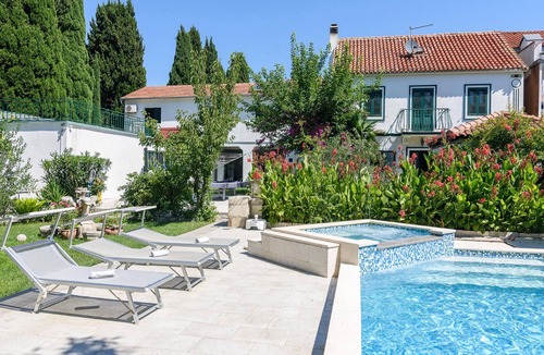 Kastel Luksic House | Lovely home in Kastel Luksic with sauna
