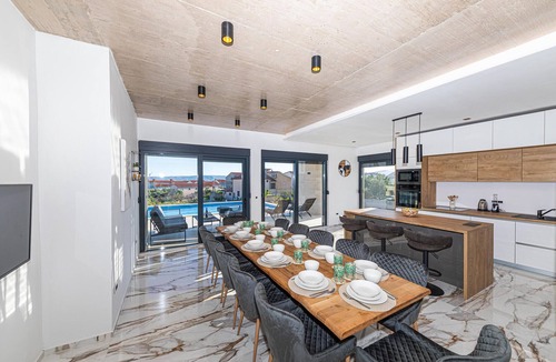 Kastel Luksic House | Lovely home in Kastel Luksic