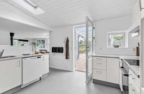 Skødshoved Strand House | Lovely home in Knebel with kitchen