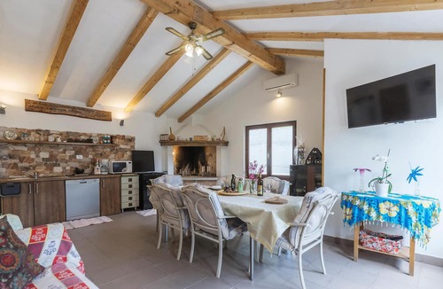 Kostrcani House | Lovely home in Kostrcani with swimming pool