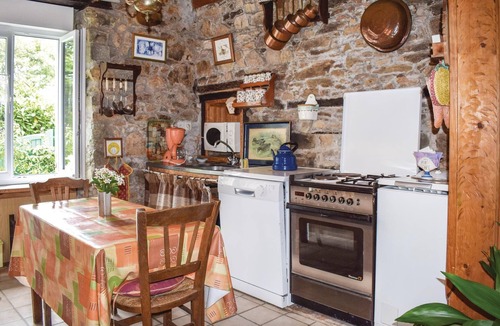 Le Faouet House | Lovely home in Le Faouet with kitchen