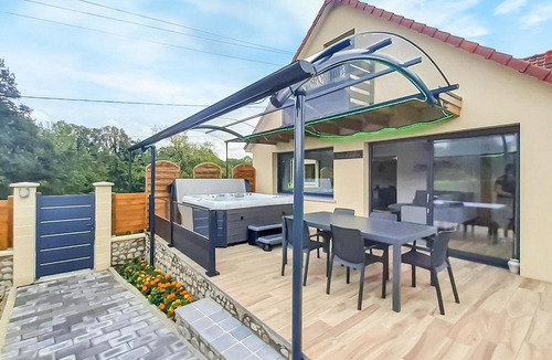 Ledinghem House | Lovely home in Ledinghem with kitchen