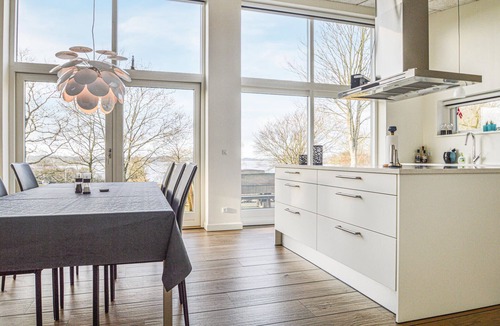 Hjarbæk House | Lovely home in Løgstrup with house sea view
