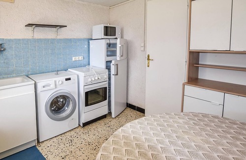 Malaucene House | Lovely home in Malaucène with kitchen