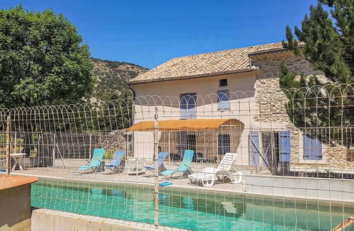 Malaucene House | Lovely home in Malaucène with kitchen