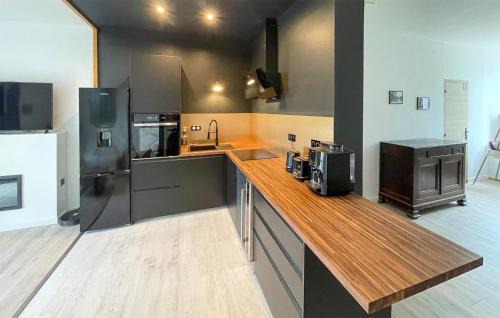 Menglon House | Lovely Home In Menglon With Kitchen