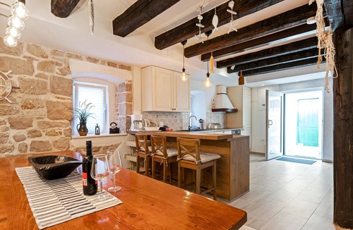 Murter House | Lovely home in Murter with WiFi
