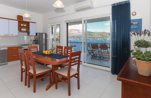 Okrug Donji House | Lovely home in Okrug Donji