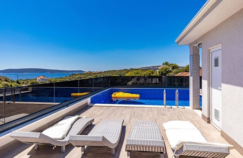 Okrug Donji House | Lovely home in Okrug Donji