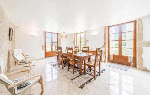 Oye House | Lovely Home In Oyé With Kitchen