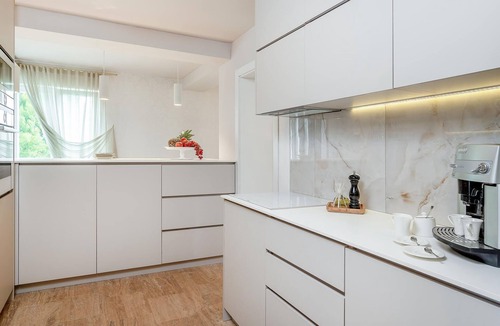 Praznica House | Lovely home in Praznica with sauna