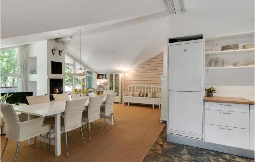 Ronde House | Lovely Home In Rønde With Kitchen