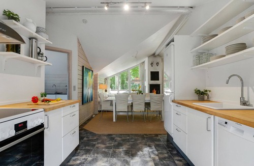 Ronde House | Lovely home in Rønde with kitchen