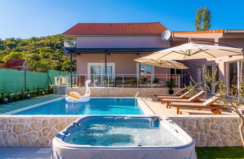 Drnis House | Lovely home in Siveric with sauna