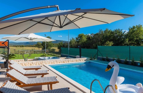 Drnis House | Lovely home in Siveric with sauna