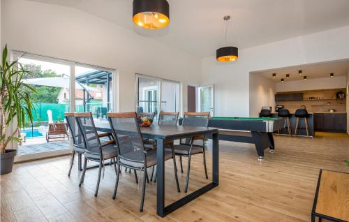 Drnis House | Lovely Home In Siveric With Sauna