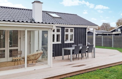 Grønninghoved Strand House | Lovely home in Sjølund with WiFi