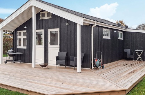 Grønninghoved Strand House | Lovely home in Sjølund with WiFi
