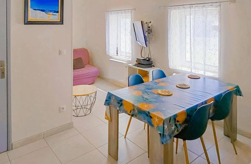 Saint-Urbain House | Lovely home in St Urbain with kitchen