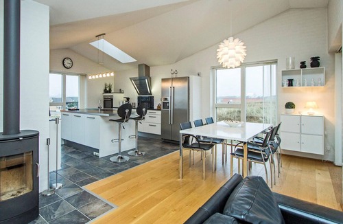 Vorupør House | Lovely home in Thisted with kitchen