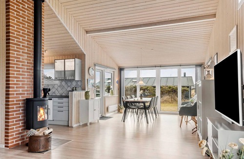 Vorupør House | Lovely home in Thisted with kitchen