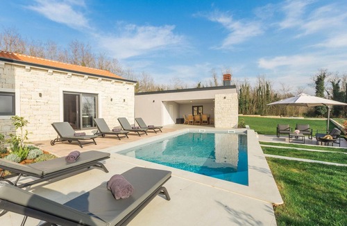 Mofardini House | Lovely home in Tinjan with sauna