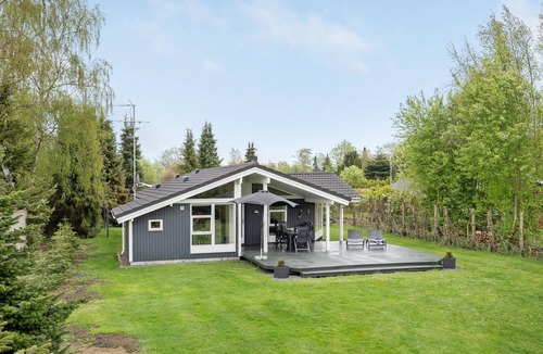 Bøtø By House | Lovely home in Væggerløse with sauna