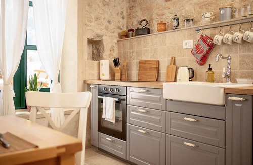Vrisnik House | Lovely home in Vrisnik with WiFi