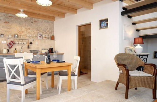 Vrisnik House | Lovely home in Vrisnik with WiFi