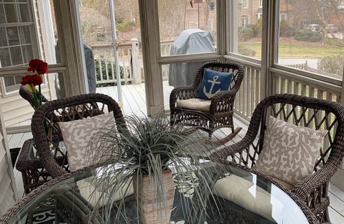 Jamestown House | Lovely Home, Perfect location, Coliseum, Golf, HPU, Back Porch & Community pool