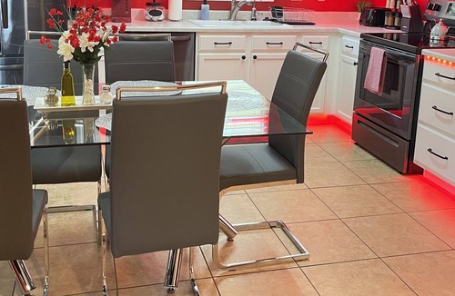 Henderson House | *Lovely Home* w/ Welcoming Kitchen | Message Chair