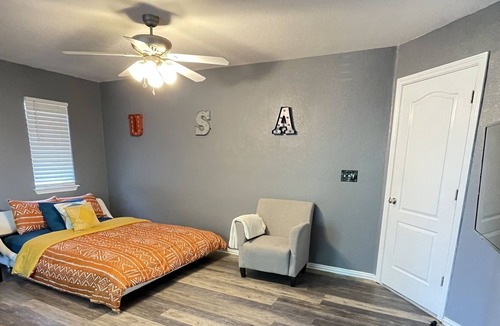 Henderson House | *Lovely Home* w/ Welcoming Kitchen | Message Chair