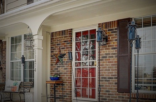 Walnut Grove House | Lovely Homebase for You & Pets ~3 Levels of Sleeping Quarters! Smoking outdoors