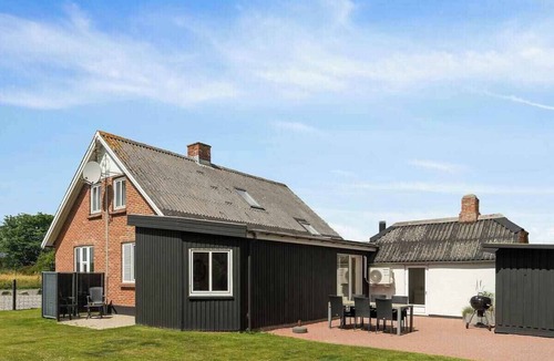 Thyholm House | Lovely house by the water with cozy courtyard