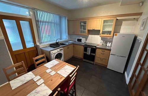 Talke House | Lovely house & driveway parking