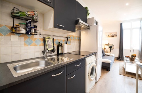 Lourdes Apartment | Lovely & Independant - Queen size bed, netflix, wifi