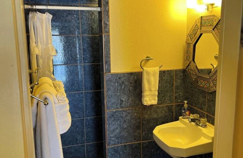 San Lorenzo Hotel | Lovely Kitchen Suite at Lake Roberts w/two queen beds