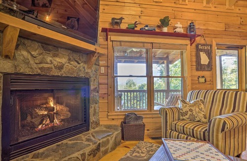 Hidden Lake House | Lovely Log Cabin + Bunkhouse w/Views & Yard!