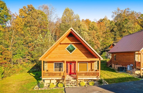 White Oak Lodge Cabin | Lovely log cabin with pool, fireplace, private hot tub, & pool table