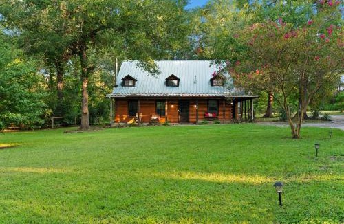 Montgomery House | Lovely log home with Hot Tub on 4 acres