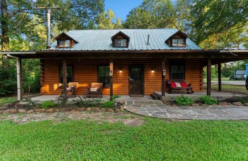 Montgomery House | Lovely log home with Hot Tub on 4 acres
