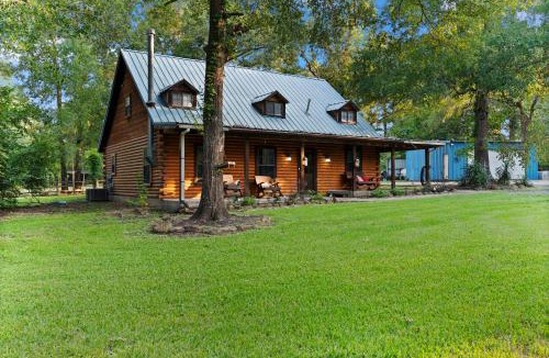 Montgomery House | Lovely log home with Hot Tub on 4 acres