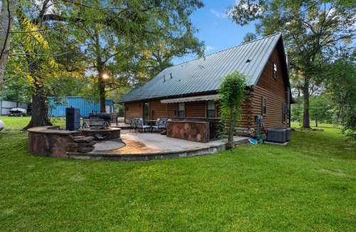 Montgomery House | Lovely log home with Hot Tub on 4 acres