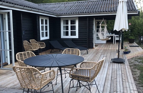 Nordost Cottage | Lovely log house next to protected plantation